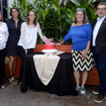 As vice-diretoras Tania Santos, Mel Bonfim e Ingrid Jhan com o diretor do Icict, Rodrigo Murtinho, e o bolo de aniversário de 39 anos do Instituto