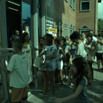 Distribuição de bolas de gás coloridas para as crianças durante o evento