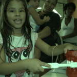 Criança participando da atividade de saúde bucal