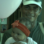 Pai com criança durante o evento