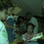 Crianças atentas a contação de histórias