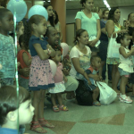  Plateia assistindo a apresentação da peça "No Reino da Limpezolândia"