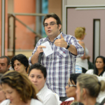 Público faz pergunta aos palestrantes